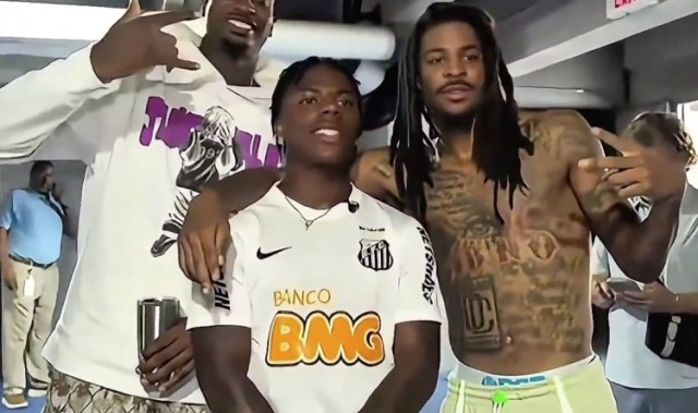 甲亢哥巧遇莫兰特与小贾伦，手持三折叠尽显球迷热情